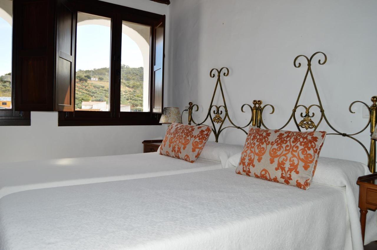 Apartamentos Turisticos - Hostal Los Alisos Aliseda Exterior photo