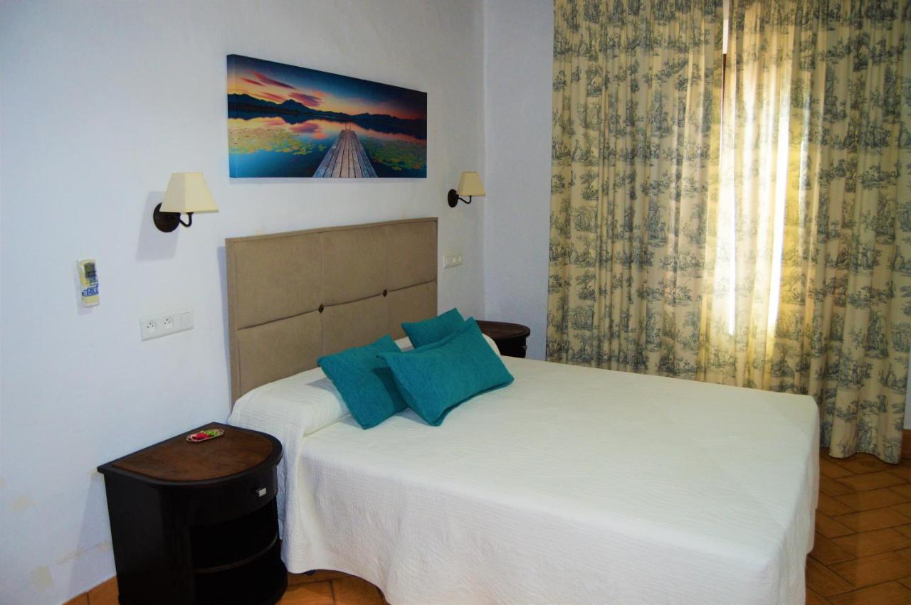 Apartamentos Turisticos - Hostal Los Alisos Aliseda Exterior photo