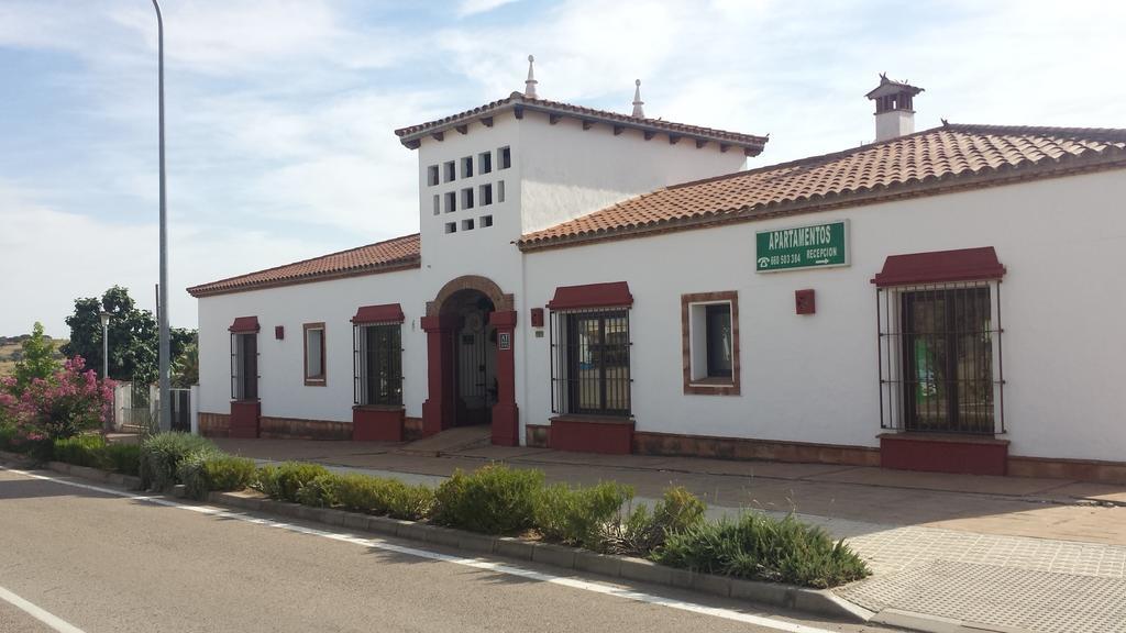 Apartamentos Turisticos - Hostal Los Alisos Aliseda Exterior photo